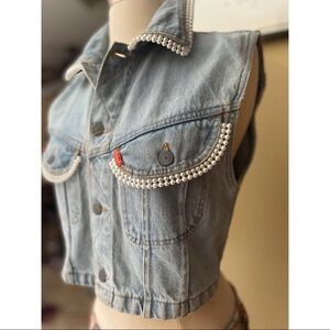 ‼️SOLD‼️Women’s cropped denim pearl vest size small